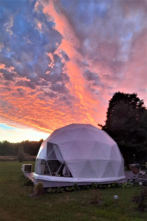 Východ nebo západ slunce při pohledu z luxury tent nebo okolí