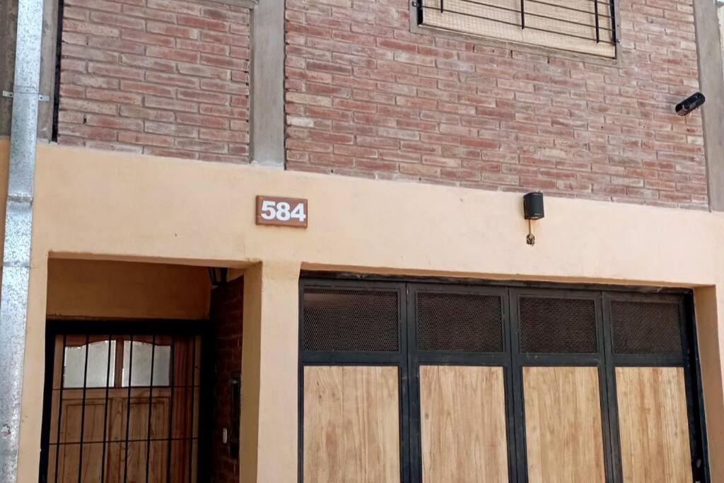 un edificio con dos puertas y una señal en él en Ciudad alegre en San Rafael