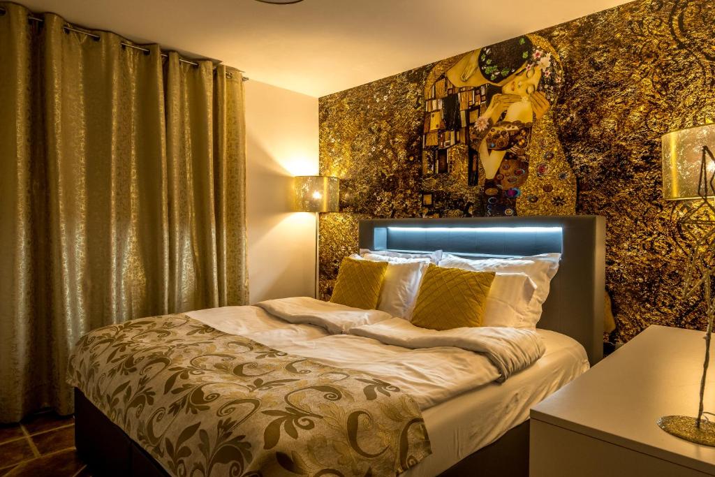 - une chambre avec un grand lit et un rideau vert dans l'établissement Relax & Beautiful View, à Slovenj Gradec