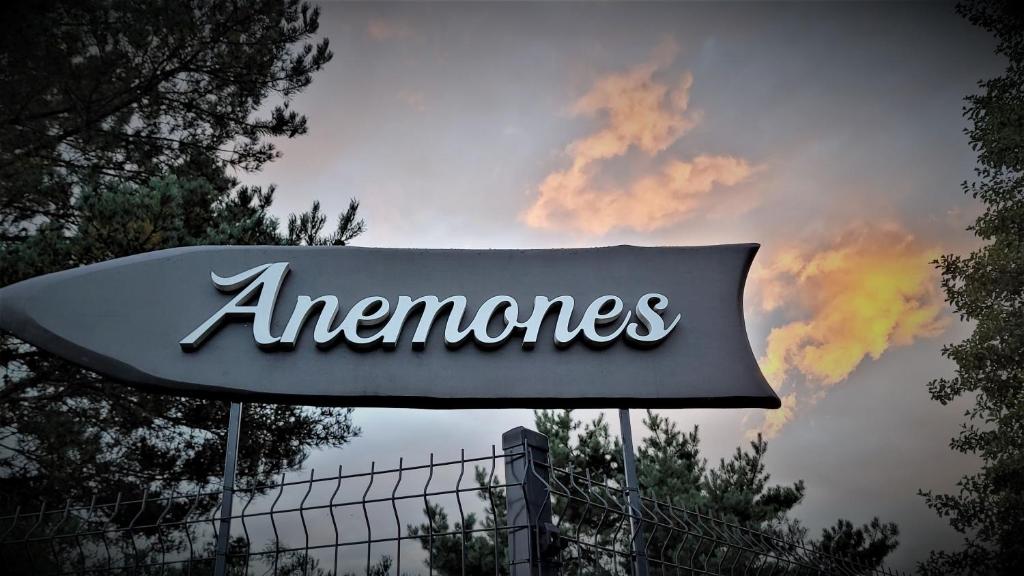 普里恩斯慕斯的住宿－Glempings Anemones，亚马逊标志入口的标志