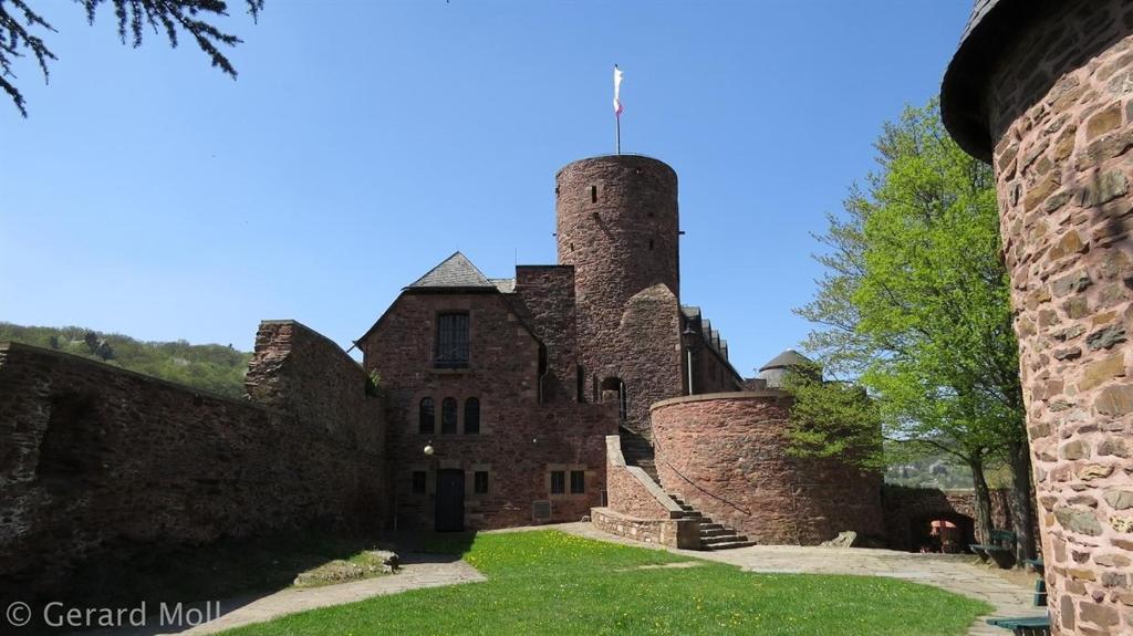 stary ceglany budynek z wieżą na górze w obiekcie Burg Zimmer auf ca. 70 m² w mieście Heimbach