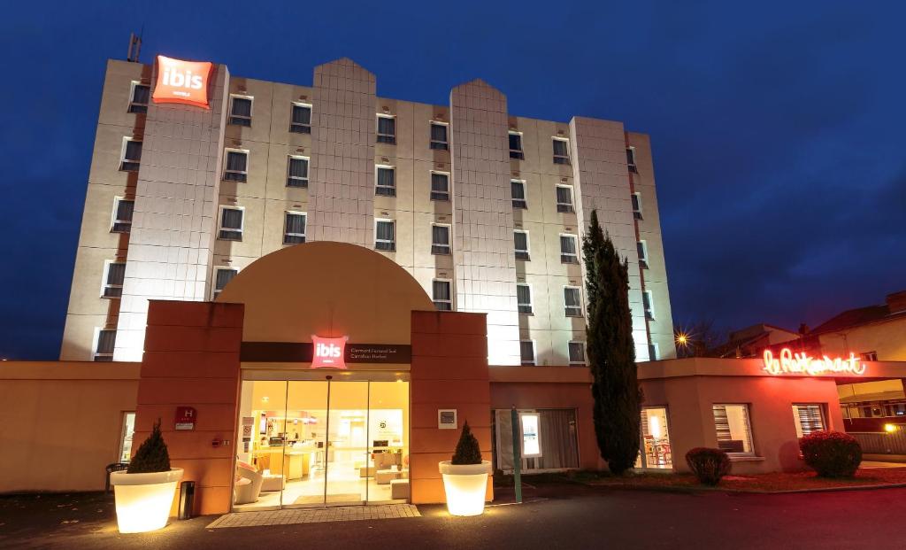 un bâtiment d'hôtel ouvert la nuit dans l'établissement ibis Clermont Ferrand Sud Herbet, à Clermont-Ferrand