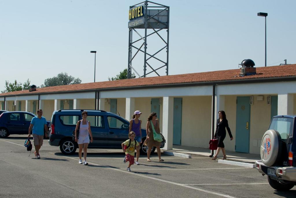 grupa ludzi spacerujących po parkingu w obiekcie Autohotel Ravenna w Rawennie