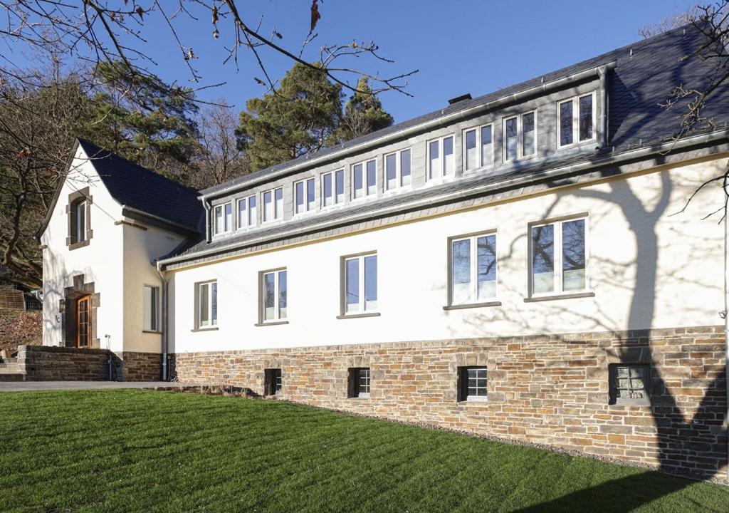 Una gran casa blanca con un ladrillo en Residenz Kirchberg, en Adenau