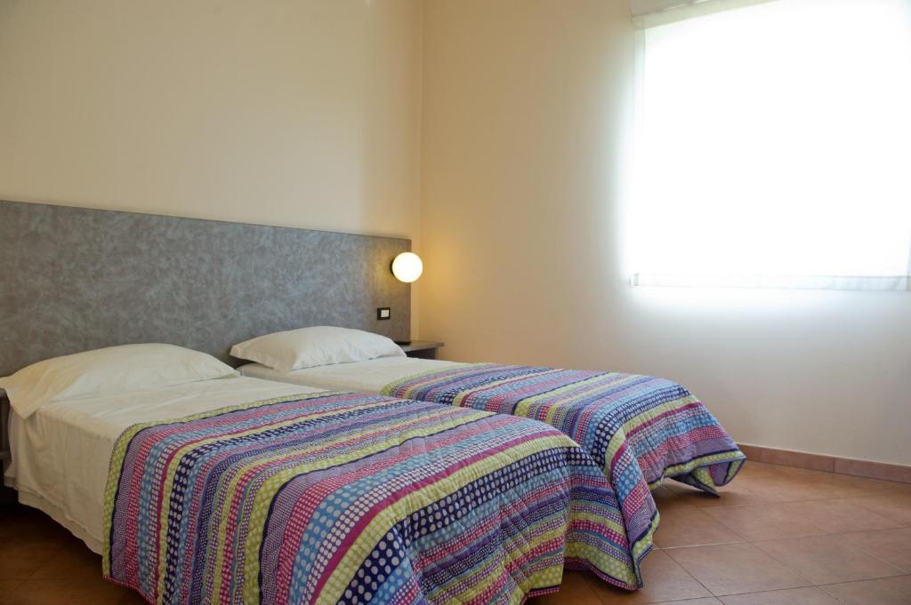 sypialnia z 2 łóżkami i dużym oknem w obiekcie Autohotel Ravenna w Rawennie