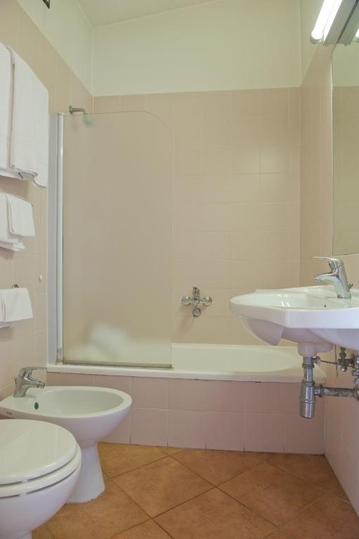 łazienka z toaletą, umywalką i wanną w obiekcie Autohotel Ravenna w Rawennie