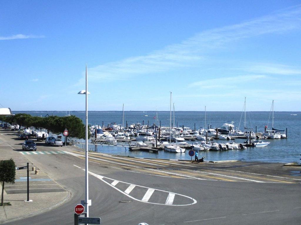 un port de plaisance rempli de nombreux bateaux sur l'eau dans l'établissement Arcachon : Appartement T2 avec balcon et parking, à deux pas des plages de l'Aiguillon - FR-1-433-66, à Arcachon