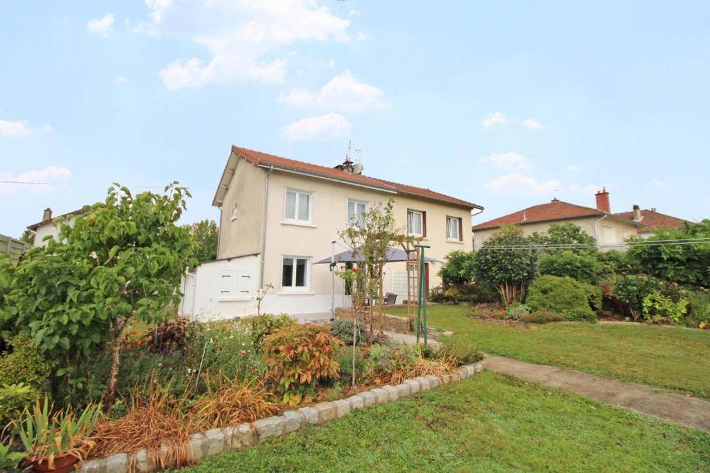 uma casa com um jardim em frente em Le magnolia em Couzeix