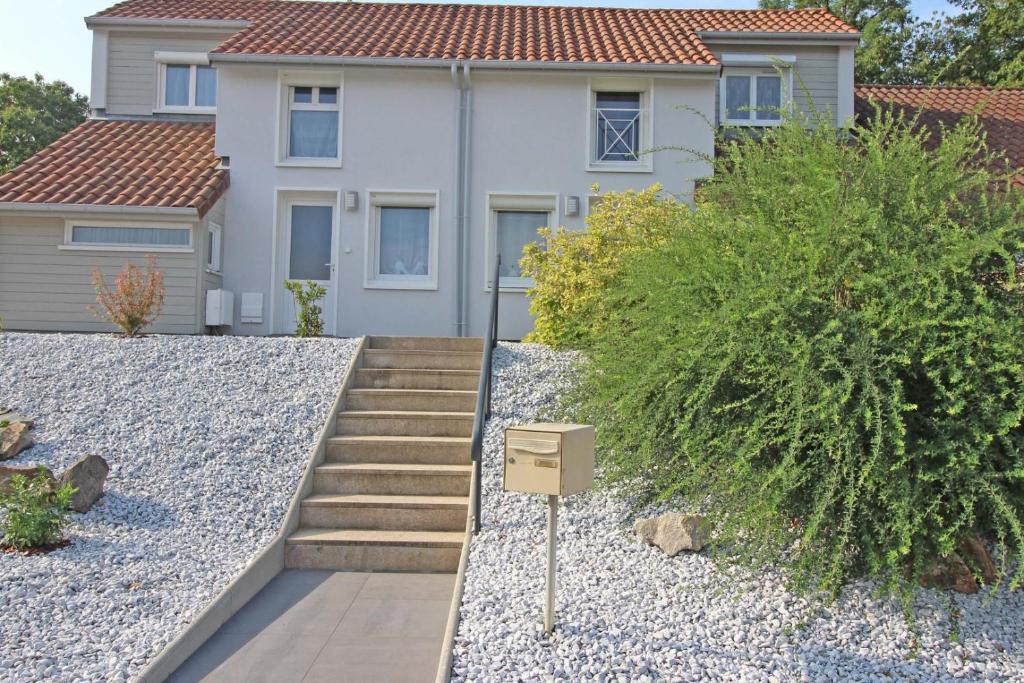 une maison avec une boîte aux lettres devant elle dans l'établissement L'escapade, à Limoges