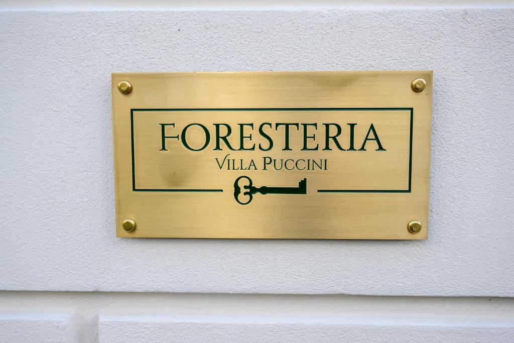 a sign on a wall that reads foresteria villaria problem at Foresteria Villa Puccini Casa per Ferie-Holiday Home in Torre del Lago Puccini