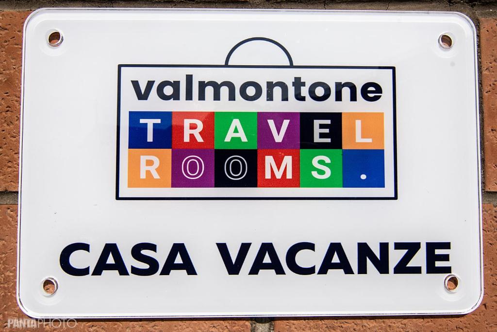 un panneau sur un mur qui saysanazona travel rooms dans l'établissement Valmontone Travel Rooms (casa vacanze), à Valmontone