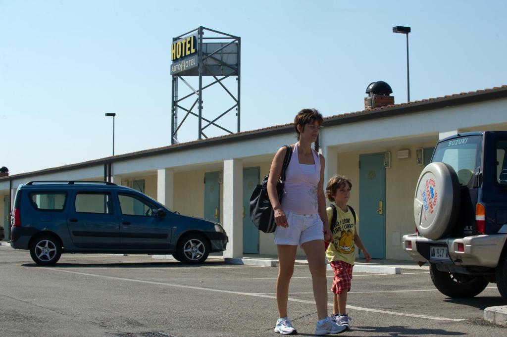 kobieta i dziecko stoją na parkingu w obiekcie Autohotel Ravenna w Rawennie