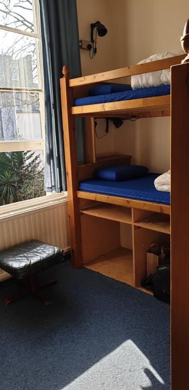 Litera o literas de una habitación en Barmy Badger Backpackers