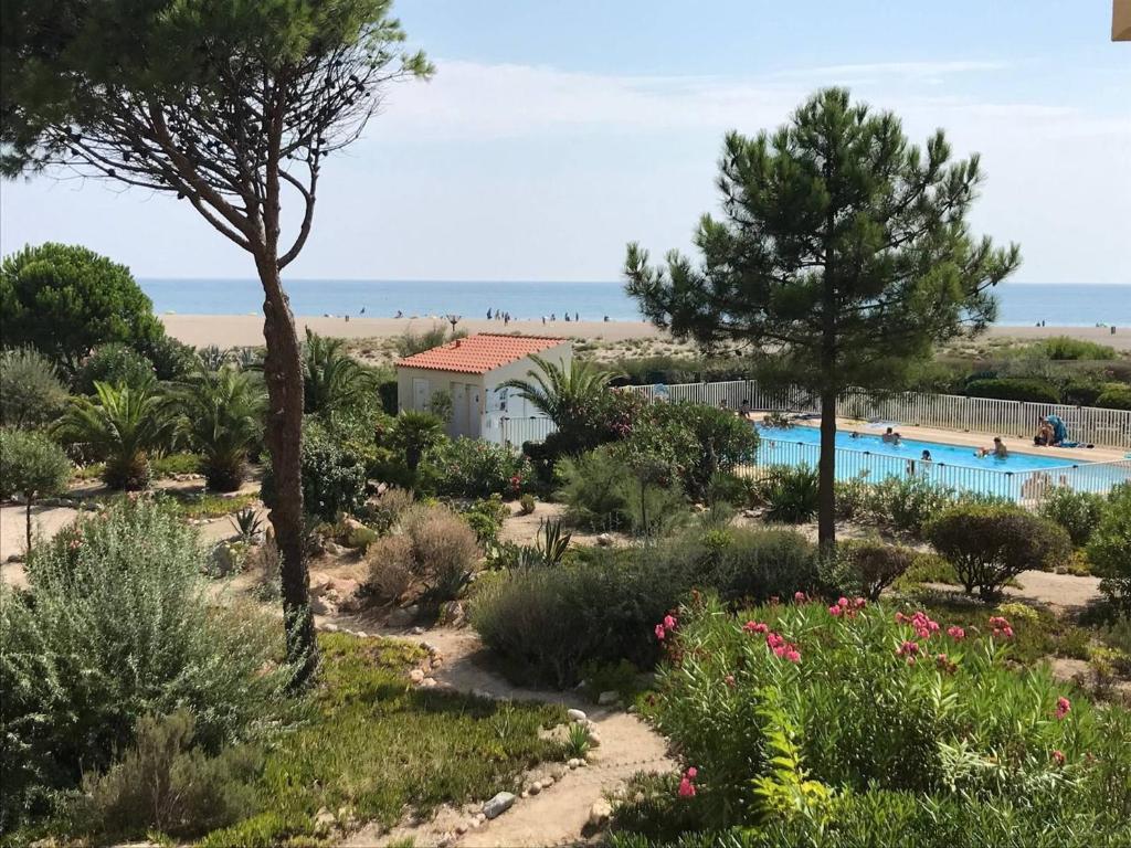 - une vue sur un complexe avec une piscine et l'océan dans l'établissement Appartement Port Leucate, 2 pièces, 4 personnes - FR-1-81-99, à Port-Leucate