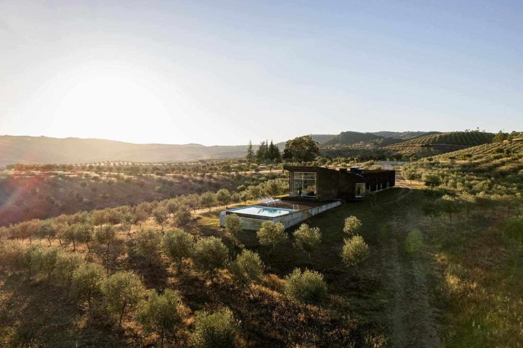 een luchtfoto van een huis in een veld bij Acushla Golden House Douro in Lodões