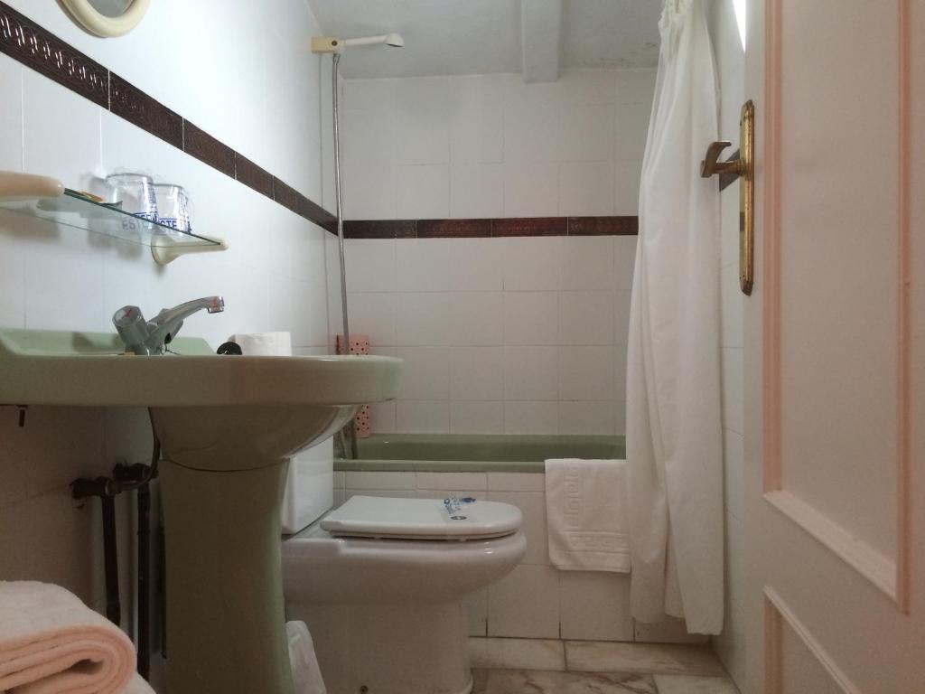 Ванная комната в Hotel Hermanos Macias