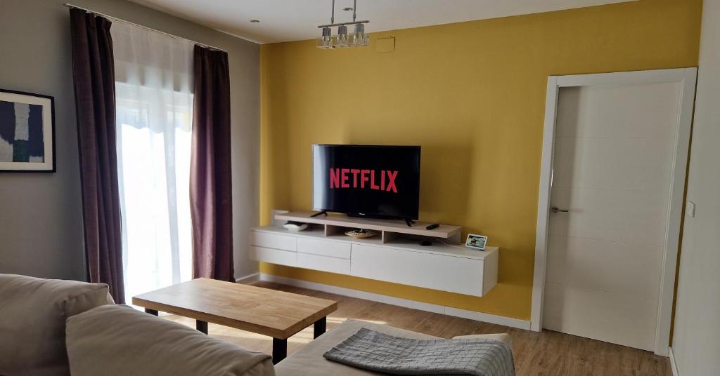 TV i/ili multimedijalni sistem u objektu Sunset Apartment
