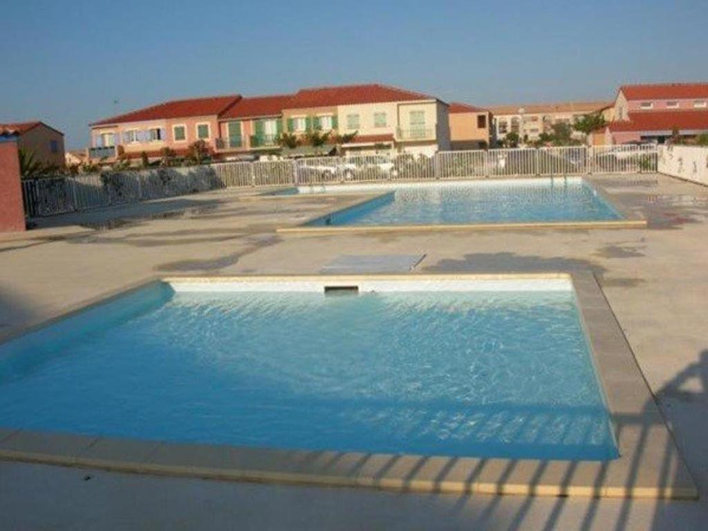 2 grandes piscines dans un parking dans l'établissement Villa T4 avec Piscine, 3 chambres, jardin, parking privé, proche commerces et plage, 8 couchages - FR-1-81-296, au Barcarès