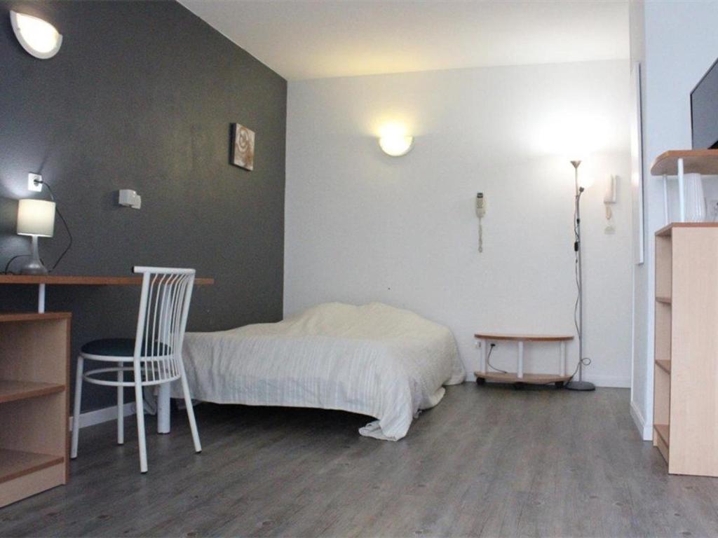 ラ・ロシェルにあるAppartement La Rochelle, 1 pièce, 2 personnes - FR-1-246-183のベッドルーム1室(ベッド1台、テーブル、椅子付)