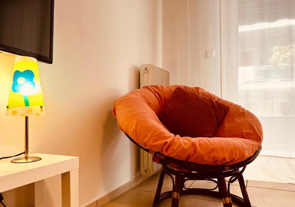 Televízia a/alebo spoločenská miestnosť v ubytovaní Elenis Athens Apartment