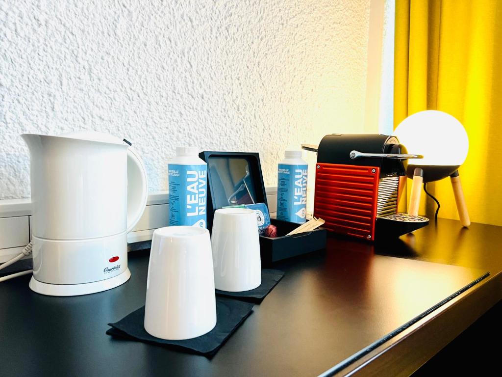 Příslušenství pro přípravu čaje a kávy v ubytování ibis Styles Lyon Bron Eurexpo