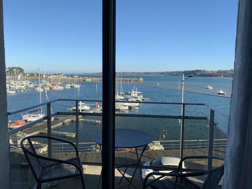 - un balcon avec vue sur un port avec des bateaux dans l'établissement Appartement refait à neuf avec vue mer, WIFI et balcon à Perros-Guirec - FR-1-368-59, à Perros-Guirec
