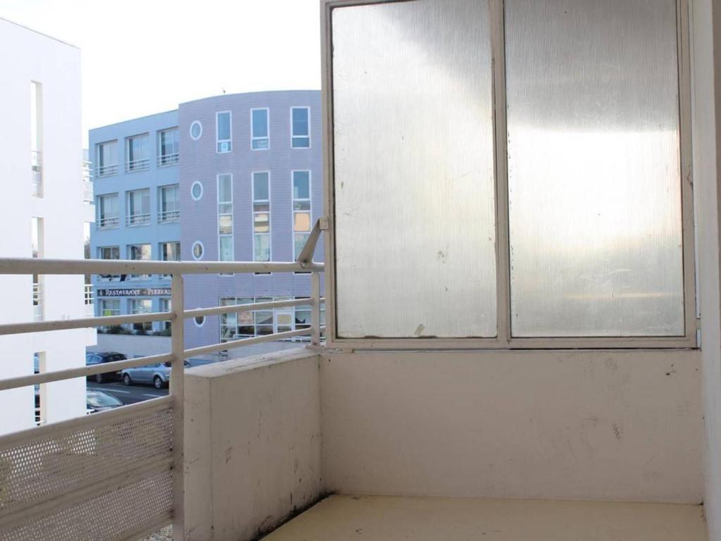 an empty balcony with two windows in a building at Appartement La Rochelle, 2 pièces, 4 personnes - FR-1-246-273 in La Rochelle
