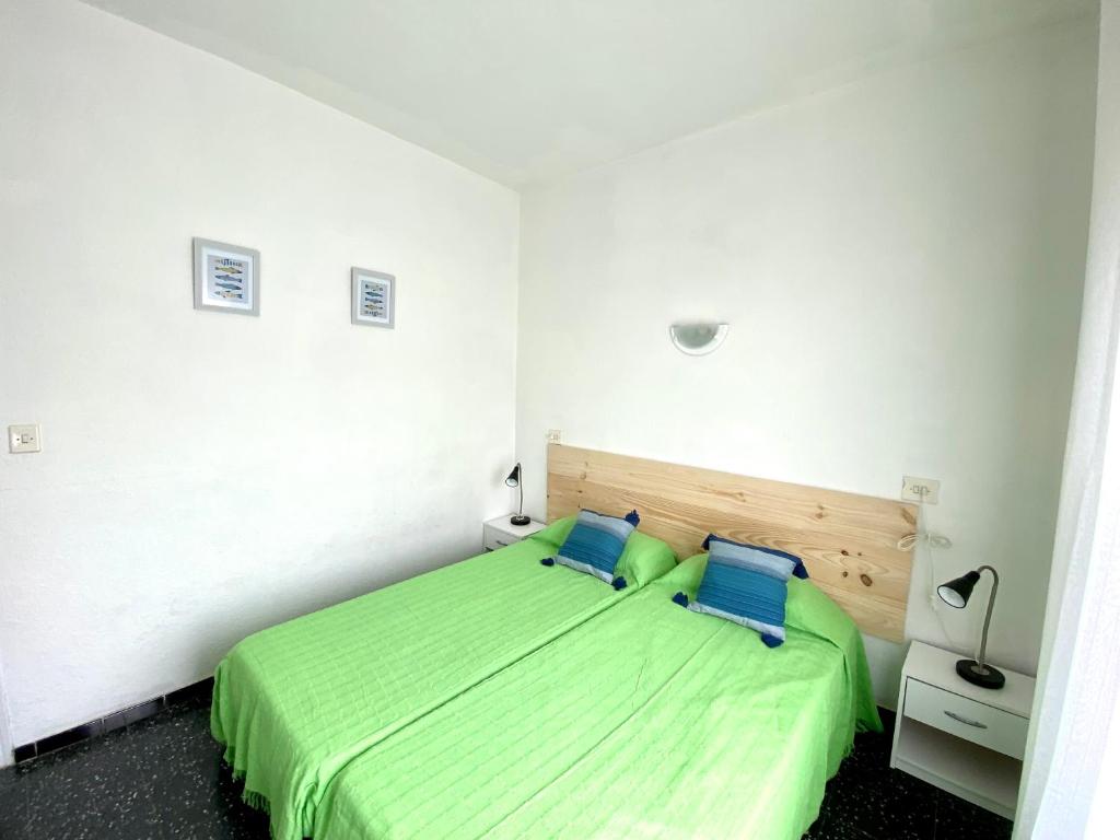 レスカラにあるMargaridaのベッドルーム1室(緑色のベッド1台、青い枕2つ付)