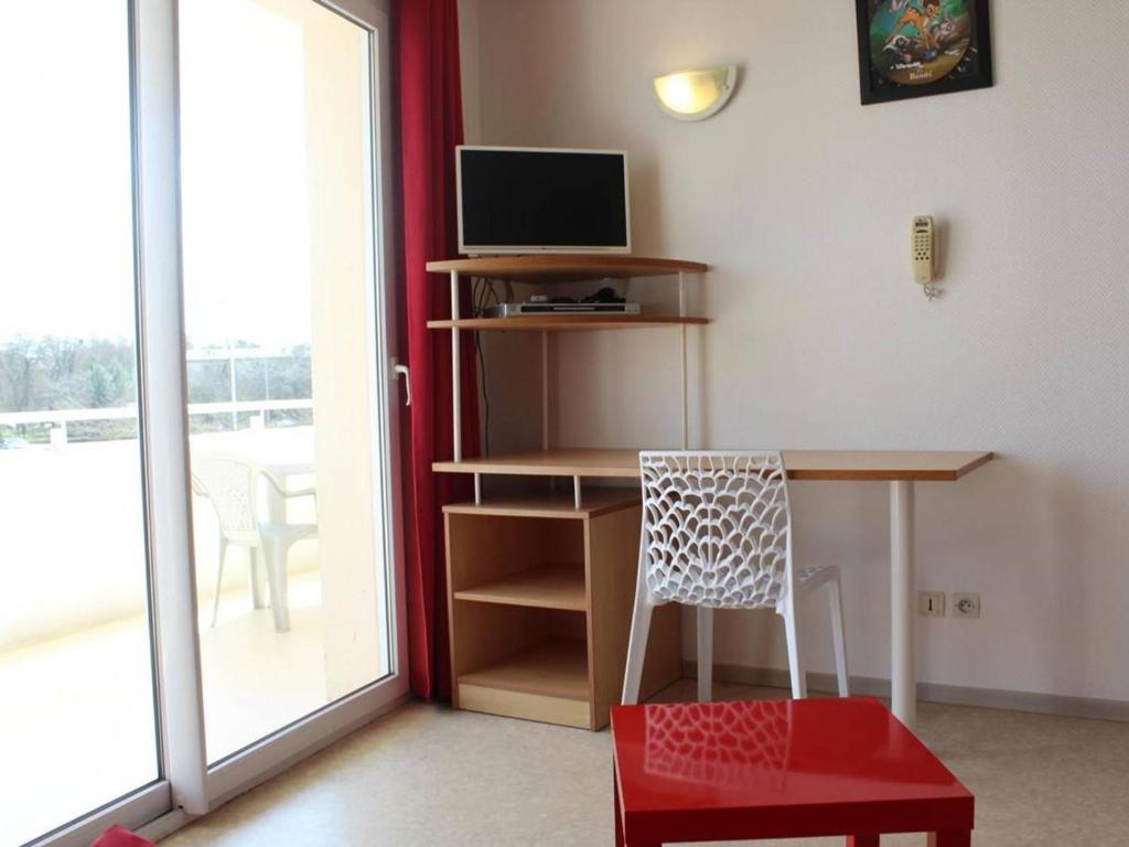 a room with a desk with a computer and a chair at Appartement La Rochelle, 2 pièces, 4 personnes - FR-1-246-286 in La Rochelle