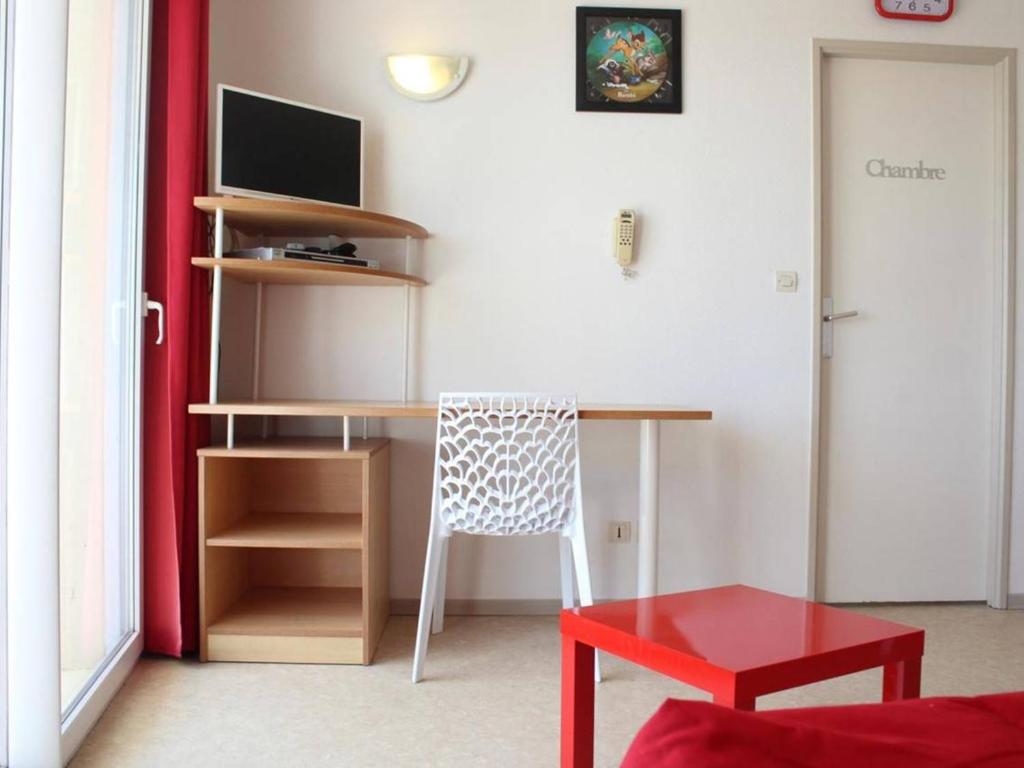 a room with a desk with a chair and a computer at Appartement La Rochelle, 2 pièces, 4 personnes - FR-1-246-286 in La Rochelle