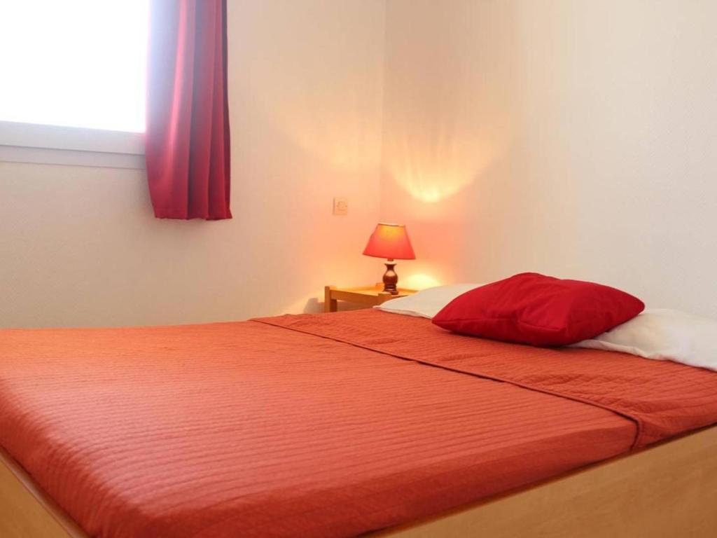 a bedroom with a bed with a red blanket and a window at Appartement La Rochelle, 2 pièces, 4 personnes - FR-1-246-286 in La Rochelle