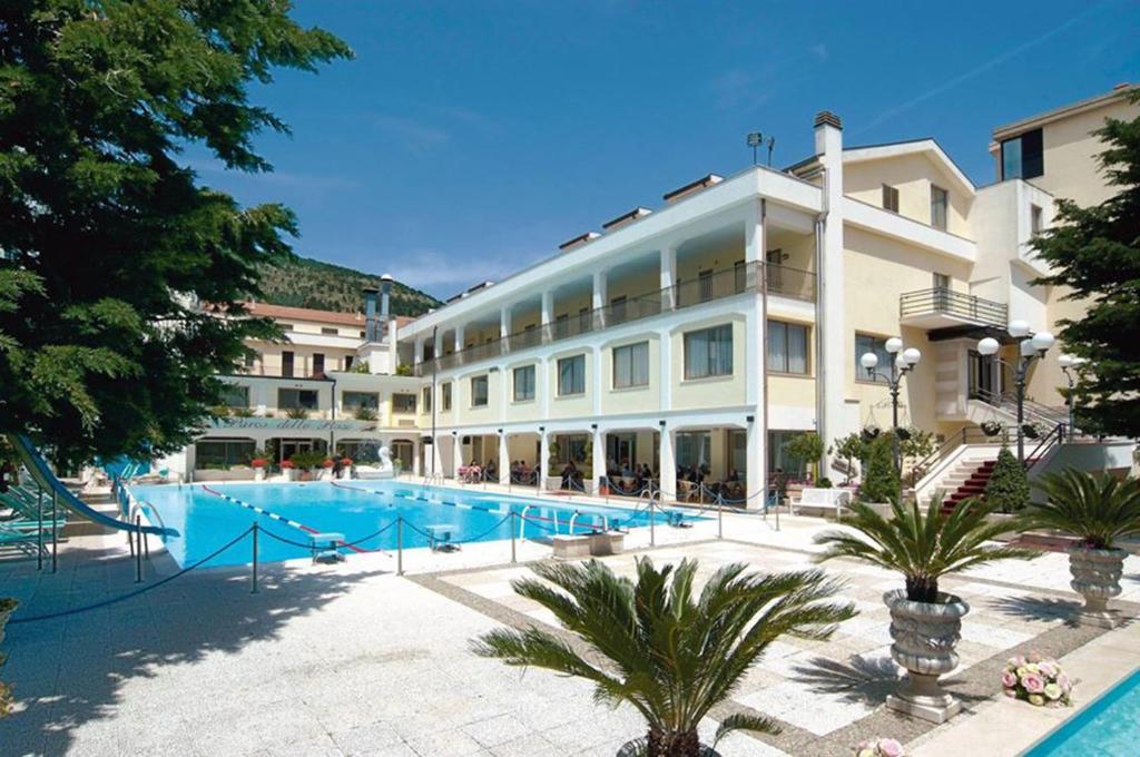 Bazén v ubytování Hotel Parco Delle Rose nebo v jeho okolí