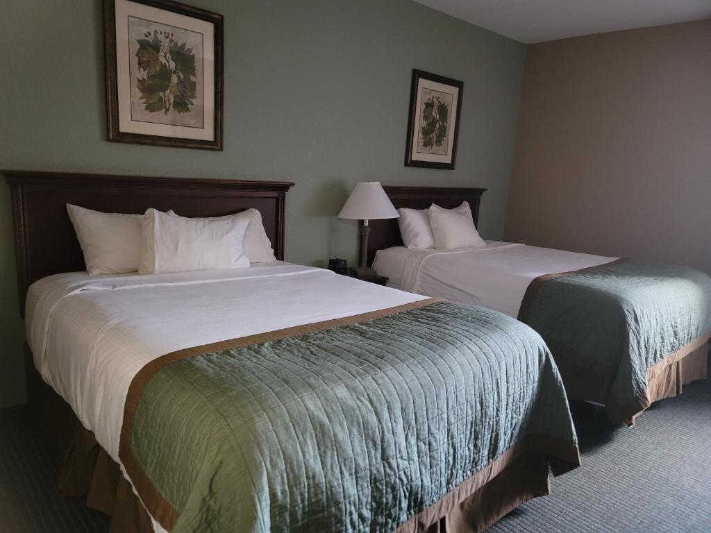 a hotel room with two beds in a room at Bay Mountain Inn Cherokee Smoky Mountains in Cherokee