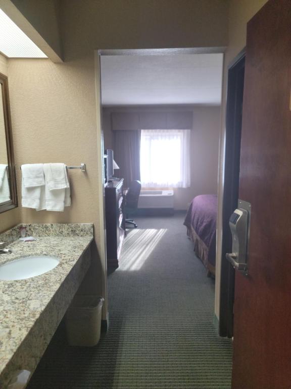 Кровать или кровати в номере Bay Mountain Inn Cherokee Smoky Mountains