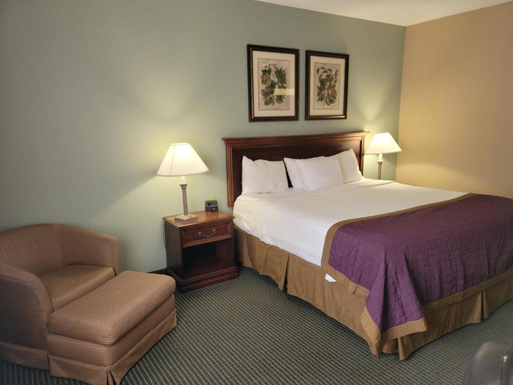 Кровать или кровати в номере Bay Mountain Inn Cherokee Smoky Mountains