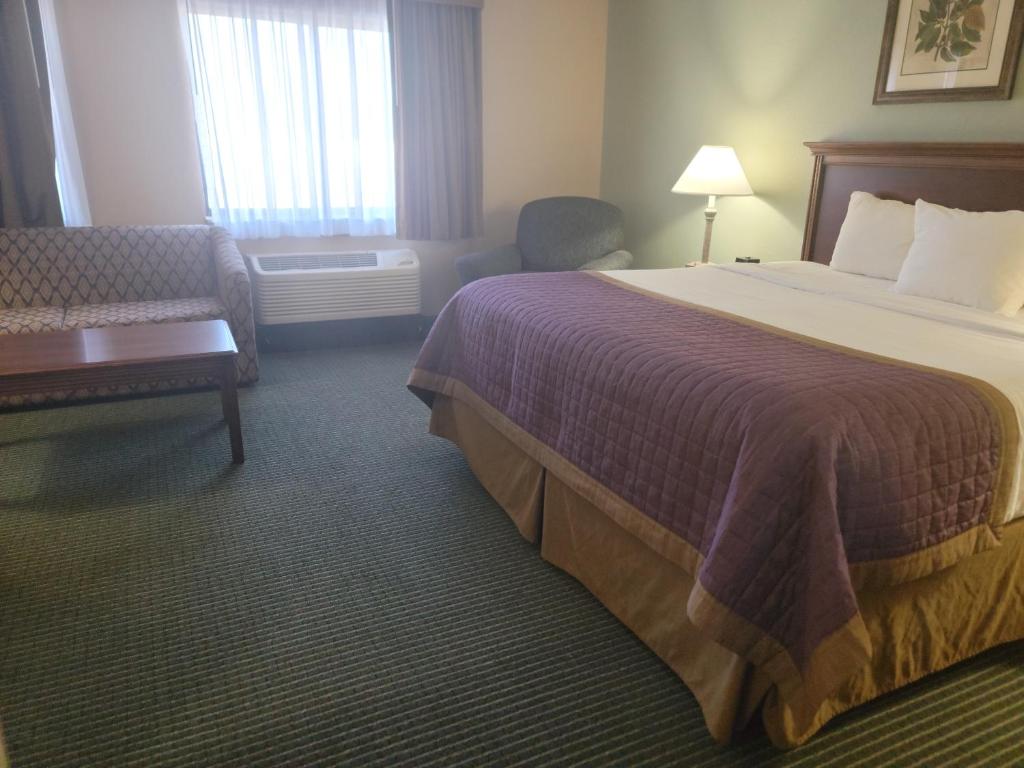 Кровать или кровати в номере Bay Mountain Inn Cherokee Smoky Mountains