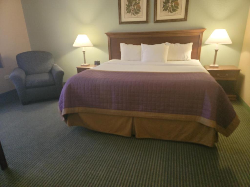 Кровать или кровати в номере Bay Mountain Inn Cherokee Smoky Mountains