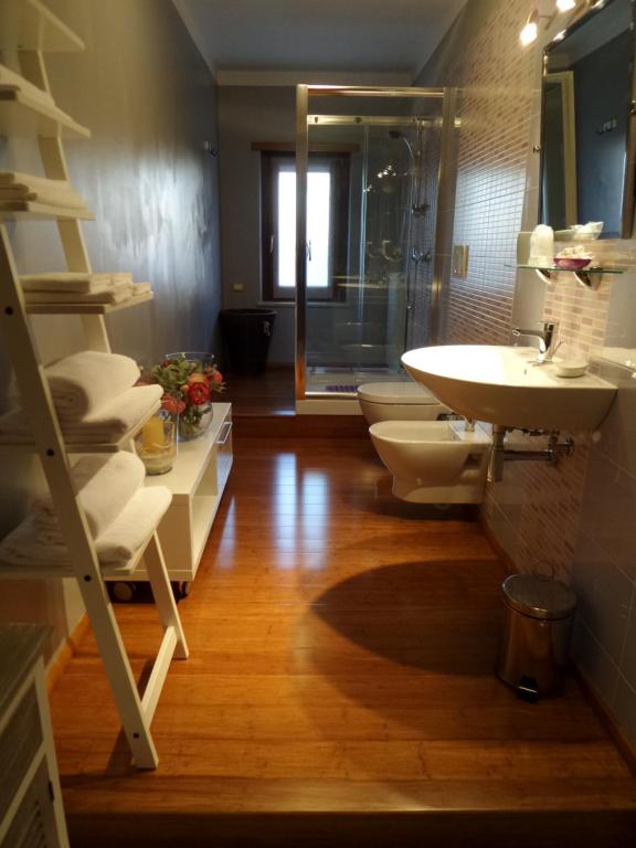 A bathroom at Il Giardino delle Zagare