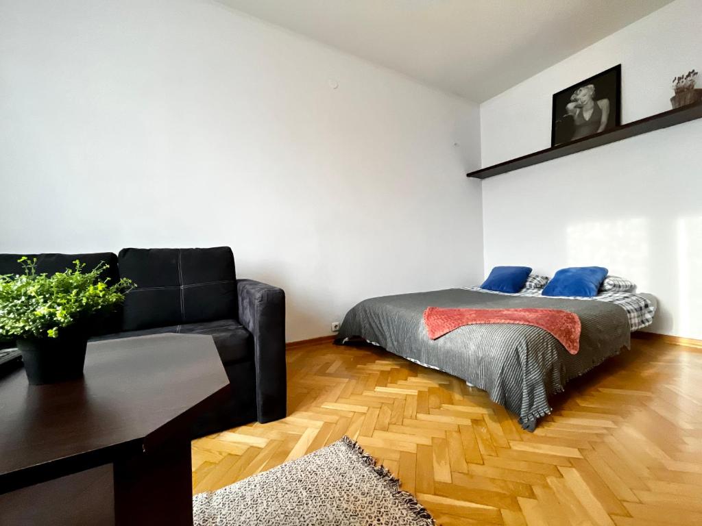 un soggiorno con letto e divano di Old Town Apartment a Cracovia