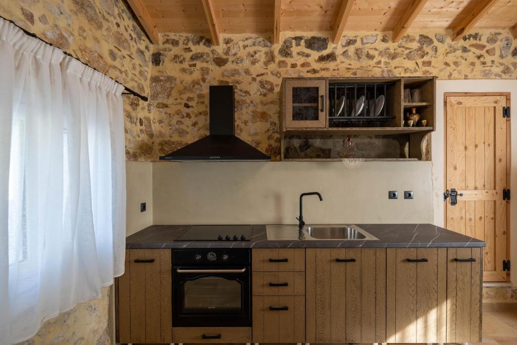 Il comprend une cuisine équipée d'une cuisinière et d'un évier. dans l'établissement Artemis Traditional House, à Valeriános