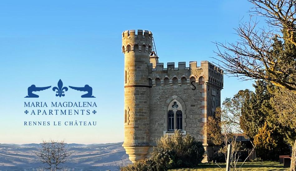 un château avec un panneau en face dans l'établissement Maria Magdalena Apartments, à Rennes-le-Château