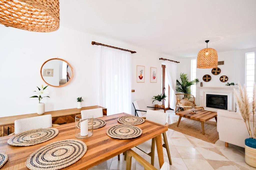 オルデニズにあるVilla Akaの白いリビングルーム(木製テーブル、椅子付)
