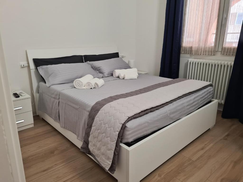 een slaapkamer met een bed met twee handdoeken erop bij LU.NA in Bologna