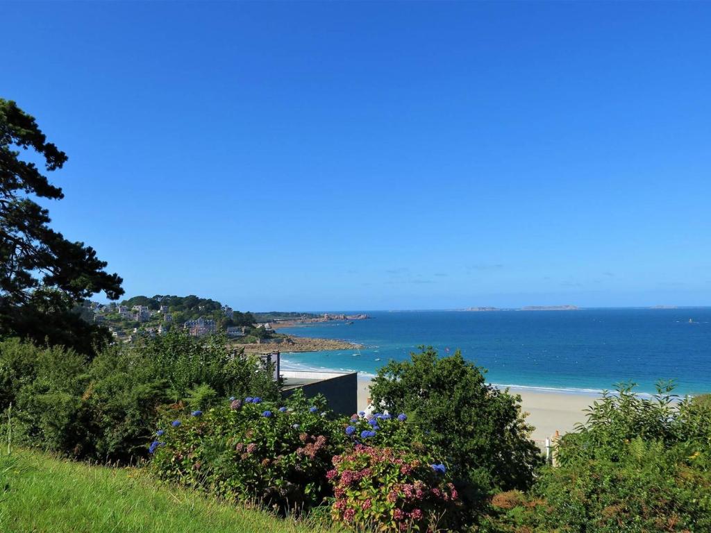 Elle offre une vue sur la plage et l'océan. dans l'établissement Appartement rénové avec jardin à 750m de la plage, WIFI et parking, Perros-Guirec - FR-1-368-194, à Perros-Guirec