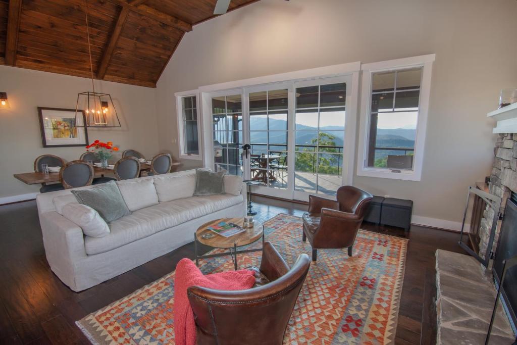 A seating area at Blue Ridge Mtn Club Condo C-303