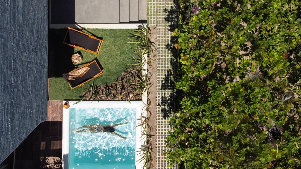 una vista aérea de una piscina con una persona nadando en Barra Grande, Maraú, Casa 5, en Maraú