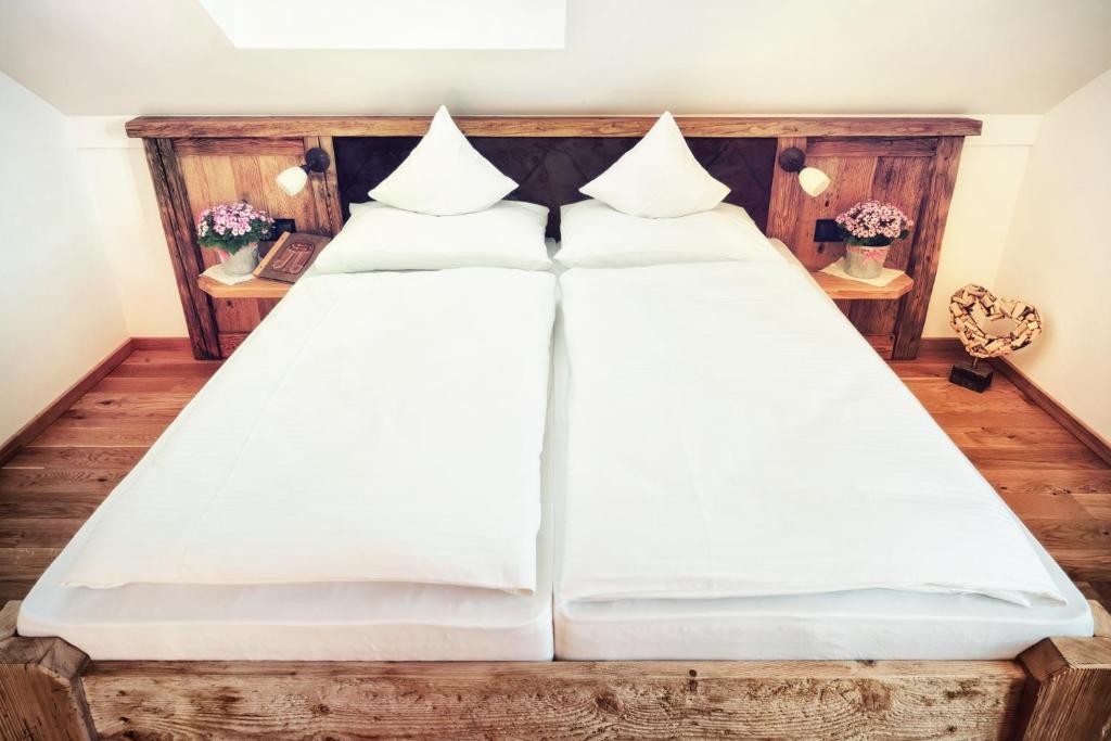 Postel nebo postele na pokoji v ubytování Gasthaus Georg Ludwig Maising