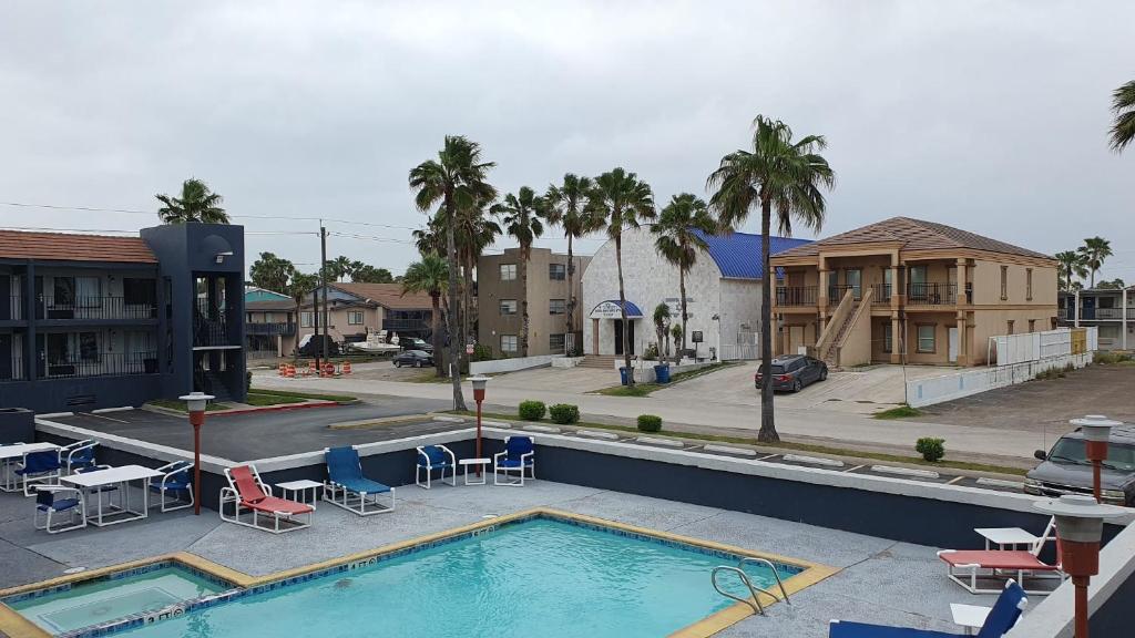 Der Swimmingpool an oder in der Nähe von South Padre Island Lodge