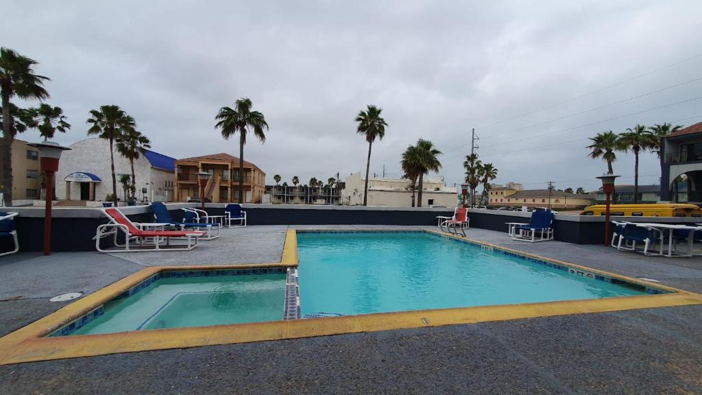 Der Swimmingpool an oder in der Nähe von South Padre Island Lodge