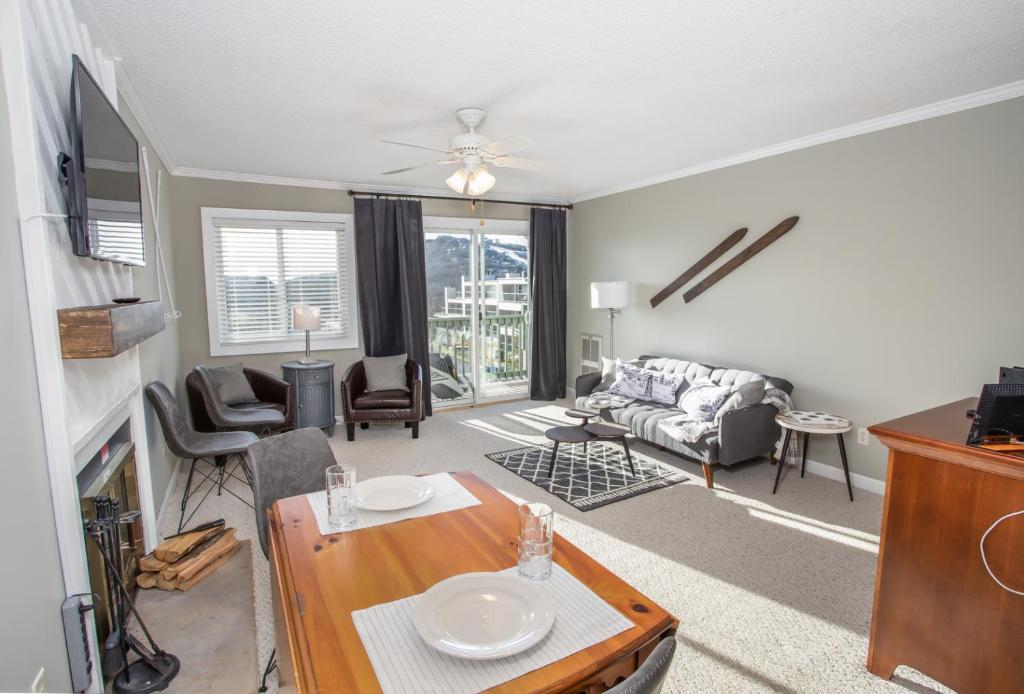 un soggiorno con un tavolo e un divano di Condo at Pinnacle Inn Resort a Beech Mountain